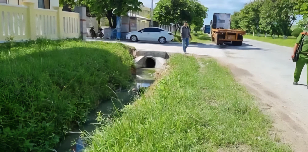 Quảng Ngãi: Kiểm tra đột xuất, phát hiện hai nhà máy xả thải trực tiếp ra môi trường