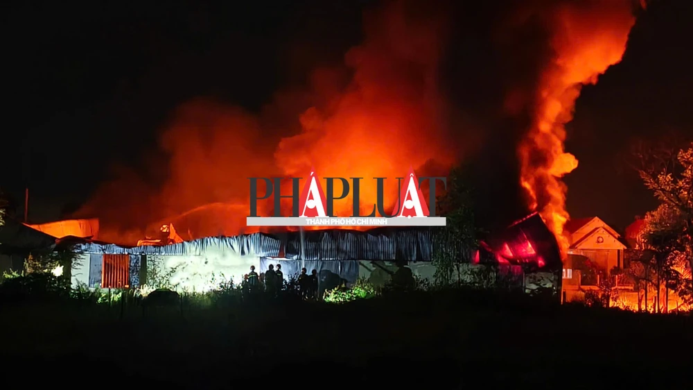 Xuyên đêm dập lửa vụ cháy xưởng nhựa kinh hoàng ở Quảng Ngãi