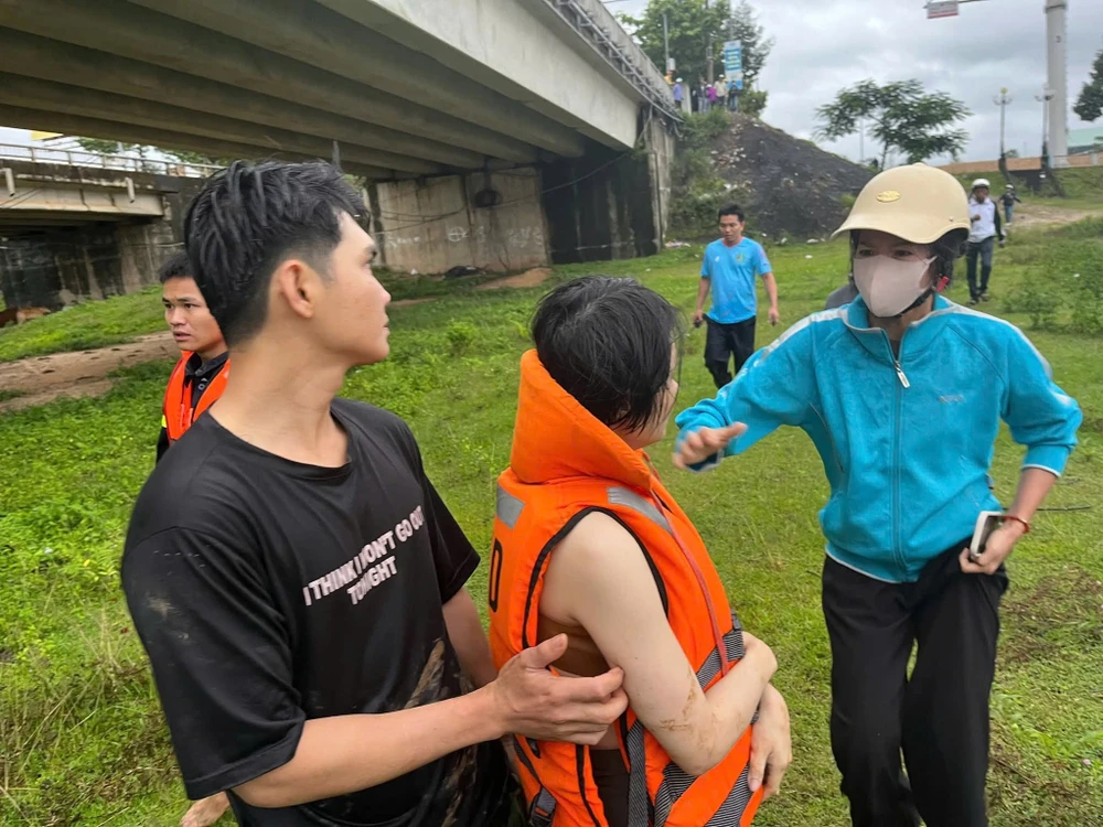 quang-ngai-kip-cuu-song-2-anh-em-duoi-nuoc-giua-song-dak-bla- (2).jpg