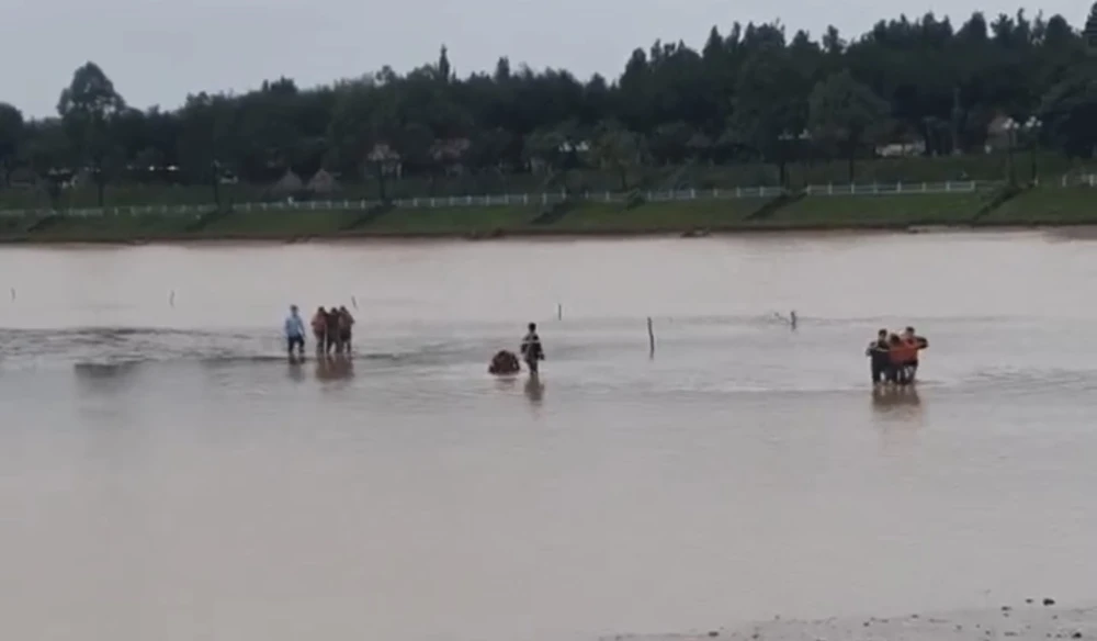 Quảng Ngãi: Kịp cứu sống 2 anh em đuối nước giữa sông Đăk Bla