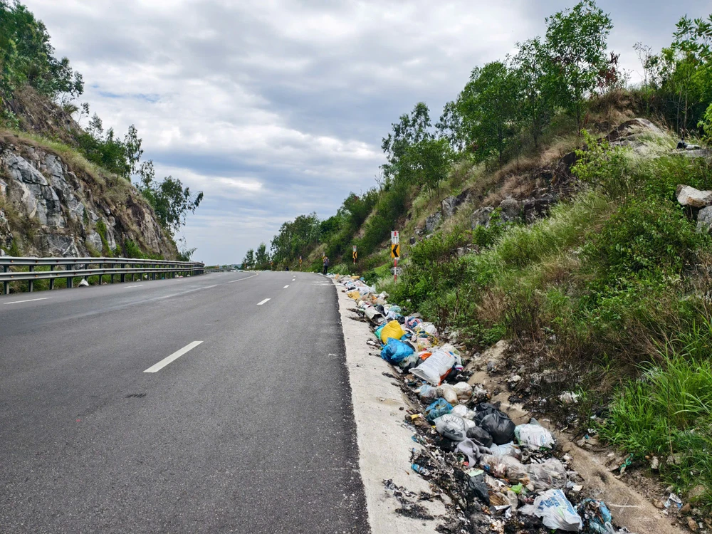 Quảng Ngãi: Rác thải bủa vây tuyến đường tránh Sa Huỳnh