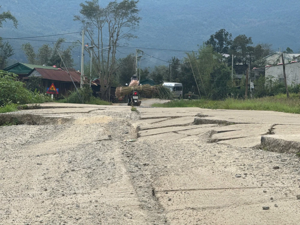 Quảng Ngãi: Tỉnh lộ 672 tan nát, dân thấp thỏm trước mùa mưa bão