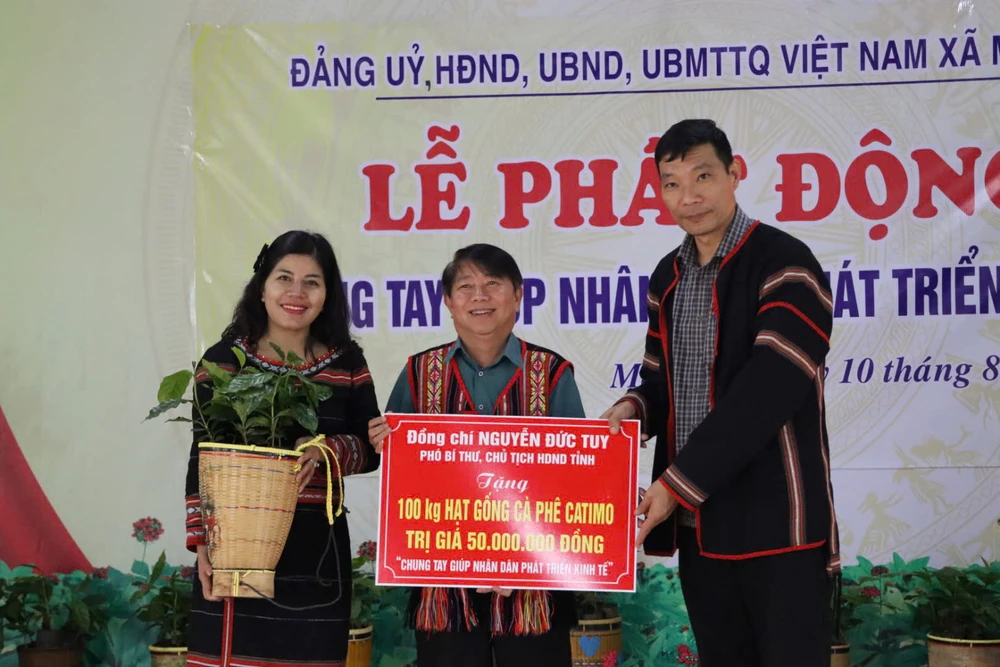 hon-1-8-ty-dong-giup-dan-mang-ri-khoi-phuc-vuon-sam-ngoc-linh-va-ca-phe-bi-tan-pha-do-bao (6).jpg