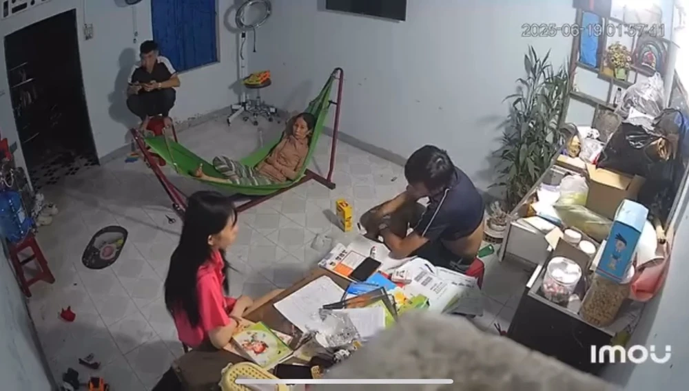 Bức xúc clip người đàn ông cầm ghế đập liên tiếp vào đầu cô gái ở Quảng Ngãi?