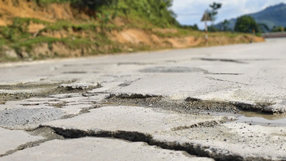 ac-mong-cua-tai-xe-tren-deo-lo-xo (6).jpg