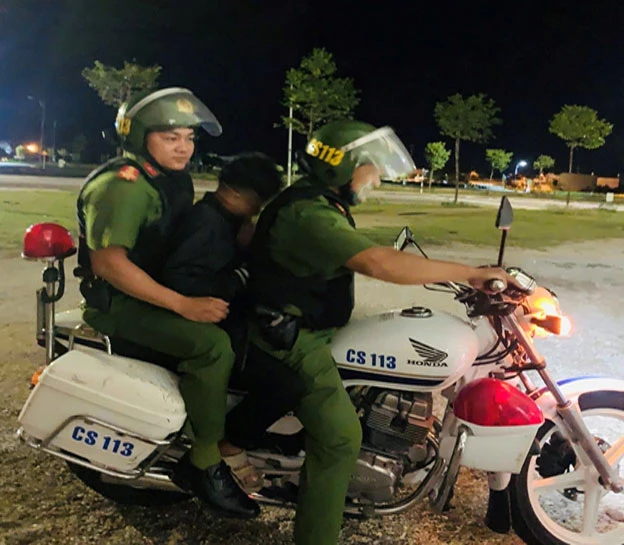 Thiếu niên 14 tuổi co giật nhập viện khi hút điếu thuốc lá lạ từ hai người lạ mặt