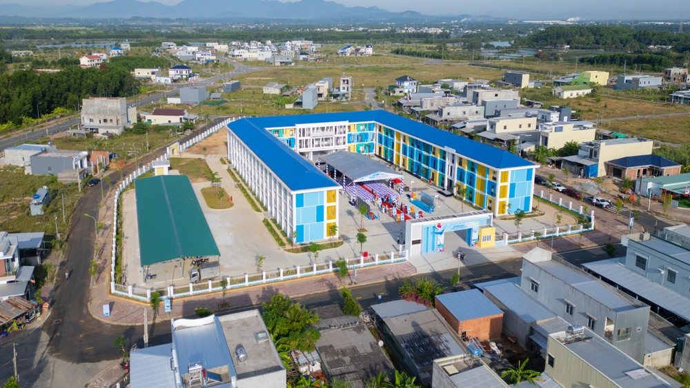 Hơn 1.300 học sinh vùng khu kinh tế Dung Quất chuyển vào học trong ngôi trường 42 tỉ