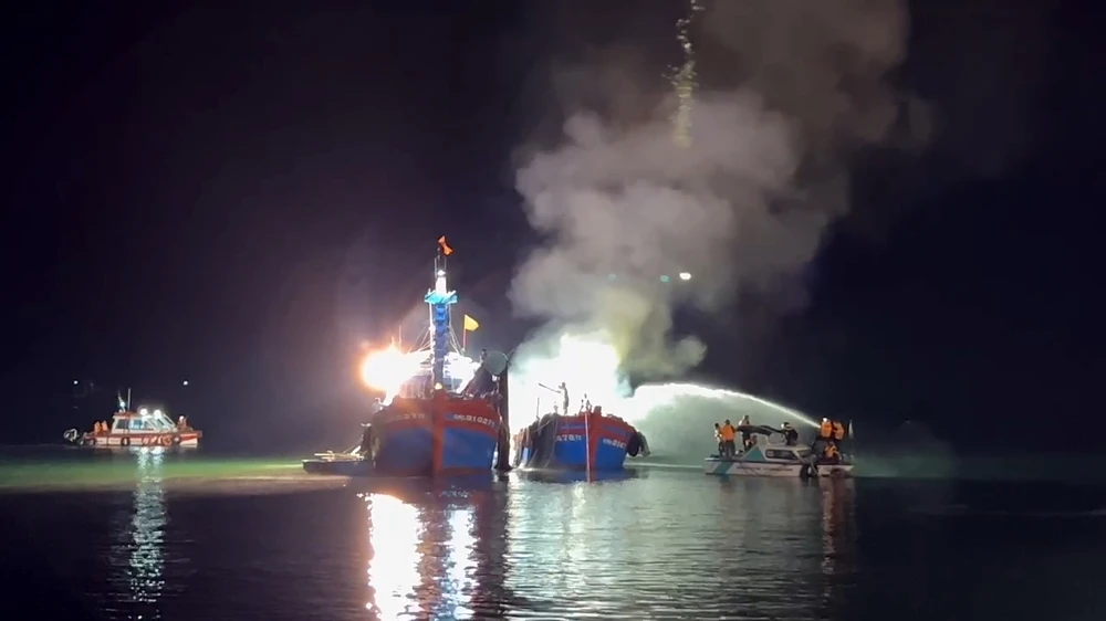 lua-bao-trum-mot-tau-ca-quang-ngai-dang-neo-tai-cua-sa-ky (1).jpg