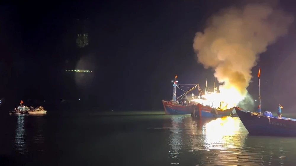 Lửa bao trùm một tàu cá Quảng Ngãi đang neo tại cửa Sa Kỳ