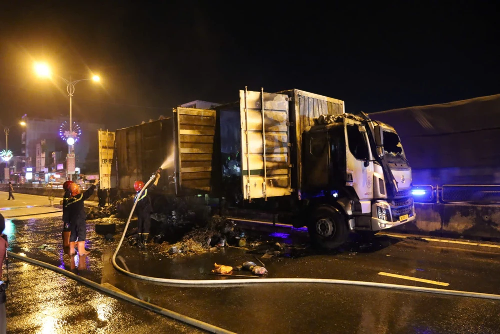 Xe tải bốc cháy dữ dội trên Quốc lộ 1A