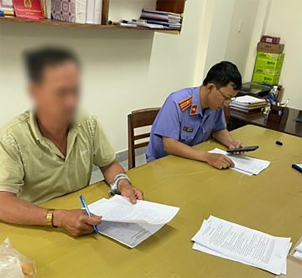 Đang chở 2 con tê tê quý hiếm đi tiêu thụ thì bị bắt