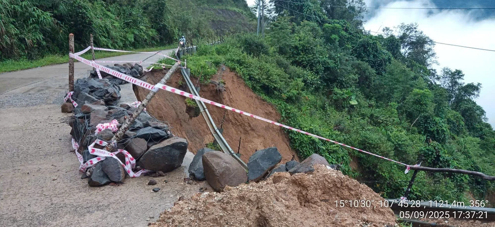 Quảng Ngãi: Mưa lớn gây sạt lở nghiêm trọng trên tỉnh lộ 673