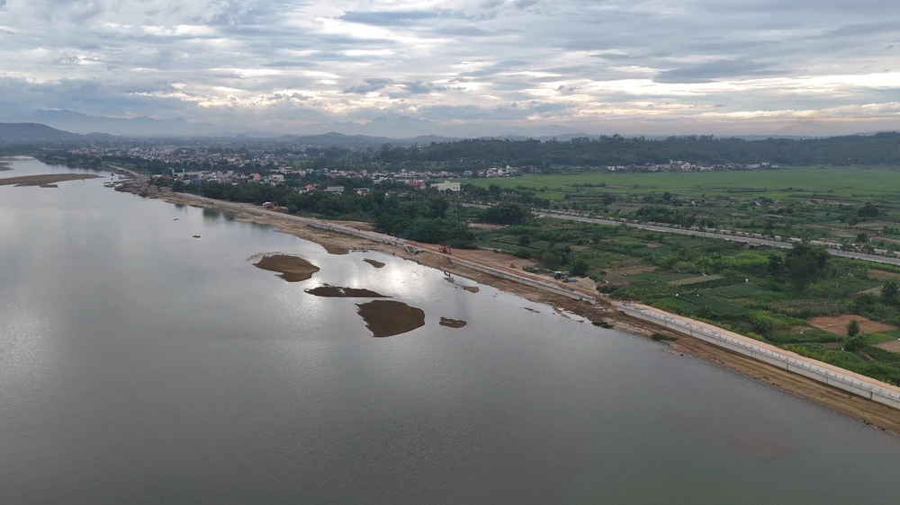 Nhà thầu nói gì về việc tuồn cát công trình bờ kè ra ngoài?