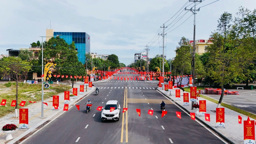 Quảng Ngãi rực rỡ cờ hoa, băng rôn trước ngày Đại hội Đảng