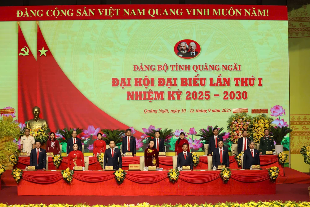 cong-bo-quyet-dinh-cua-bo-chinh-tri-ve-ban-chap-hanh-ban-thuong-vu-tinh-uy-quang-ngai- (1).jpg