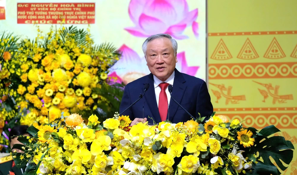 cong-bo-quyet-dinh-cua-bo-chinh-tri-ve-ban-chap-hanh-ban-thuong-vu-tinh-uy-quang-ngai- (3).jpg