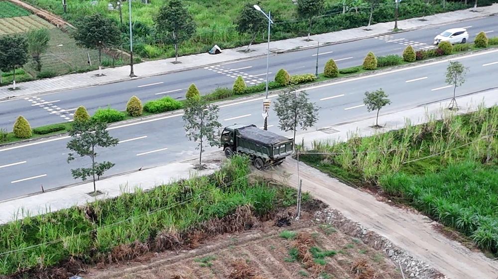 Mời làm việc hai lái xe ben vào công trình bờ kè ở Quảng Ngãi chở cát ra ngoài