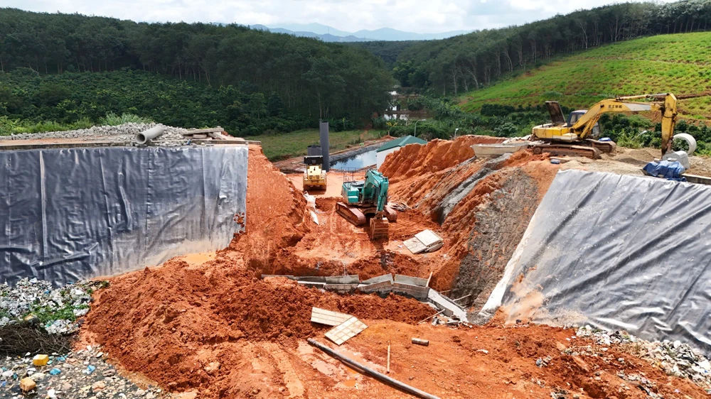 Quảng Ngãi khắc phục xong sự cố vỡ bờ bao ô chứa rác