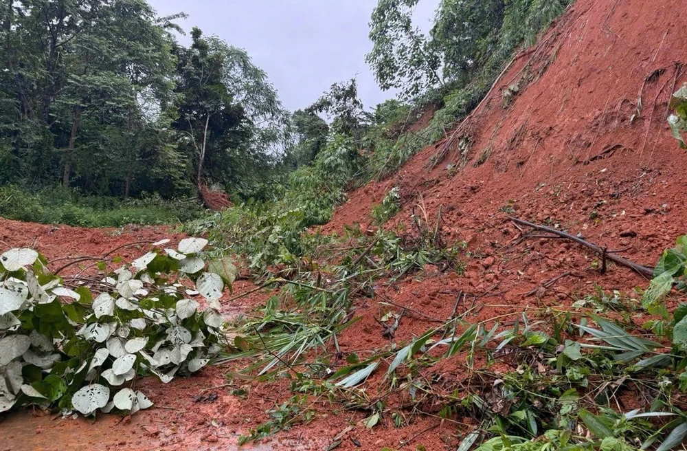 Đi tỉnh lộ ở Quảng Ngãi, thấp thỏm đá tảng rơi xuống đầu