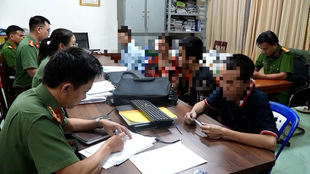 giac-mong-ban-than-doi-tien-ti-cai-bay-lua-ban-nguoi-sang-campuchia- (2).jpg