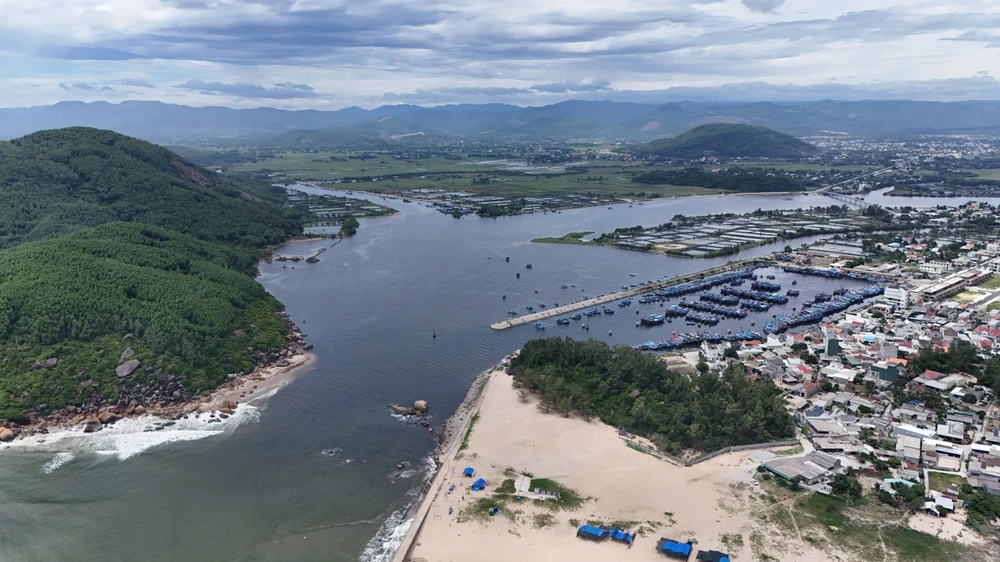 Nạo vét thông luồng cảng Mỹ Á xong, phát sinh ‘núi cát khổng lồ’ án ngữ ven biển