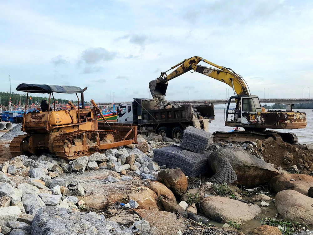 tang-toc-hai-du-an-chong-sat-lo-bo-bien-khan-o-quang-ngai (1).jpg