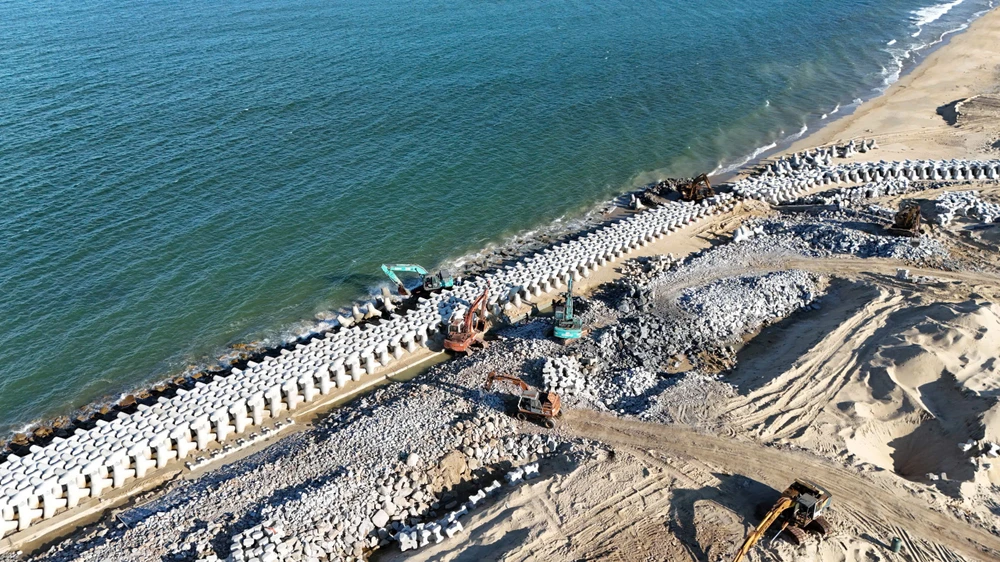 Tăng tốc hai dự án chống sạt lở bờ biển khẩn ở Quảng Ngãi