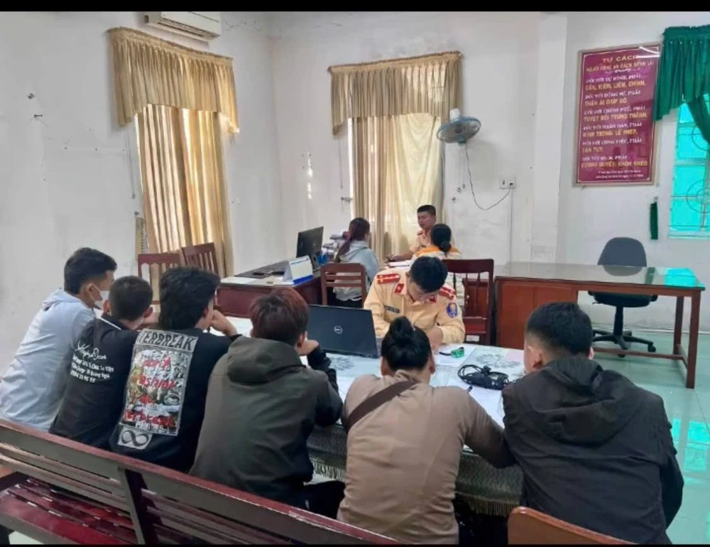 Xử phạt 7,5 triệu đồng với đoàn rước dâu 'quên' đội nón bảo hiểm ở Quảng Ngãi