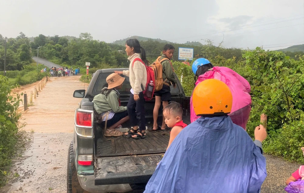 Hiểm họa rình rập từ những cầu tràn vùng cao Quảng Ngãi