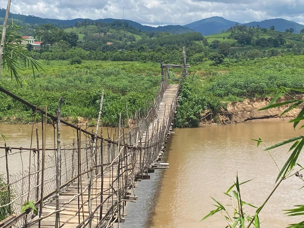 Cầu treo mục nát, dân vùng cao Quảng Ngãi liều mình qua sông