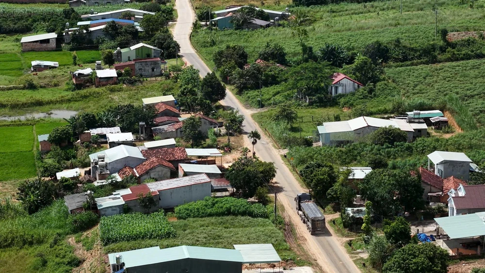 tinh-lo-677-o-quang-ngai-oan-minh-vi-xe-tai-xe-dau-keo-cho-cat-dan-lo-mat-an-mat-ngu (1).jpg