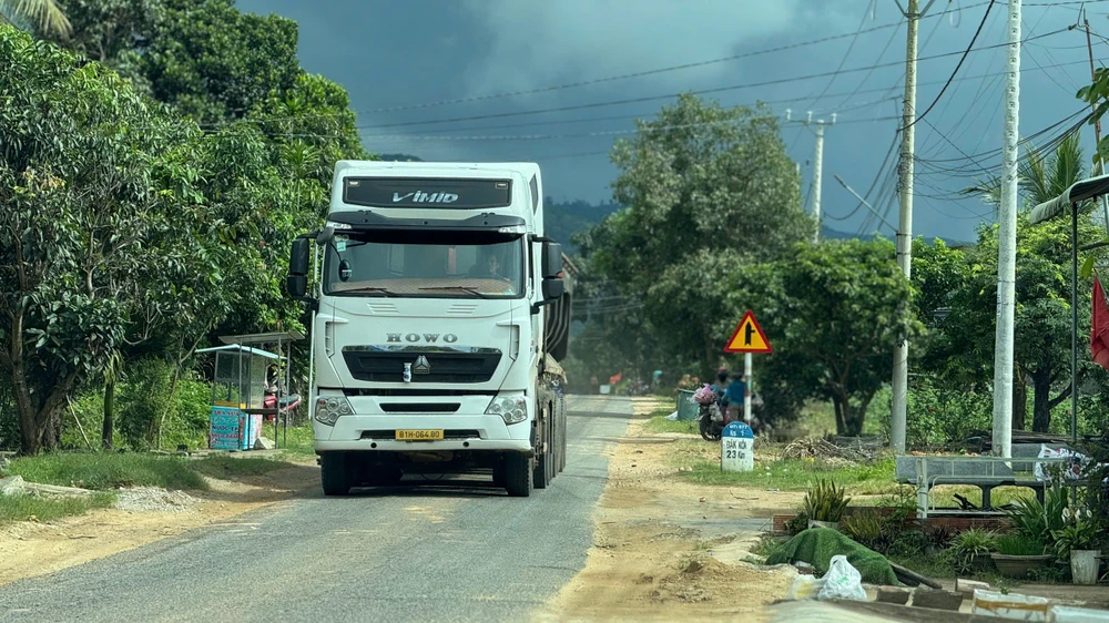 tinh-lo-677-o-quang-ngai-oan-minh-vi-xe-tai-xe-dau-keo-cho-cat-dan-lo-mat-an-mat-ngu (10).jpg