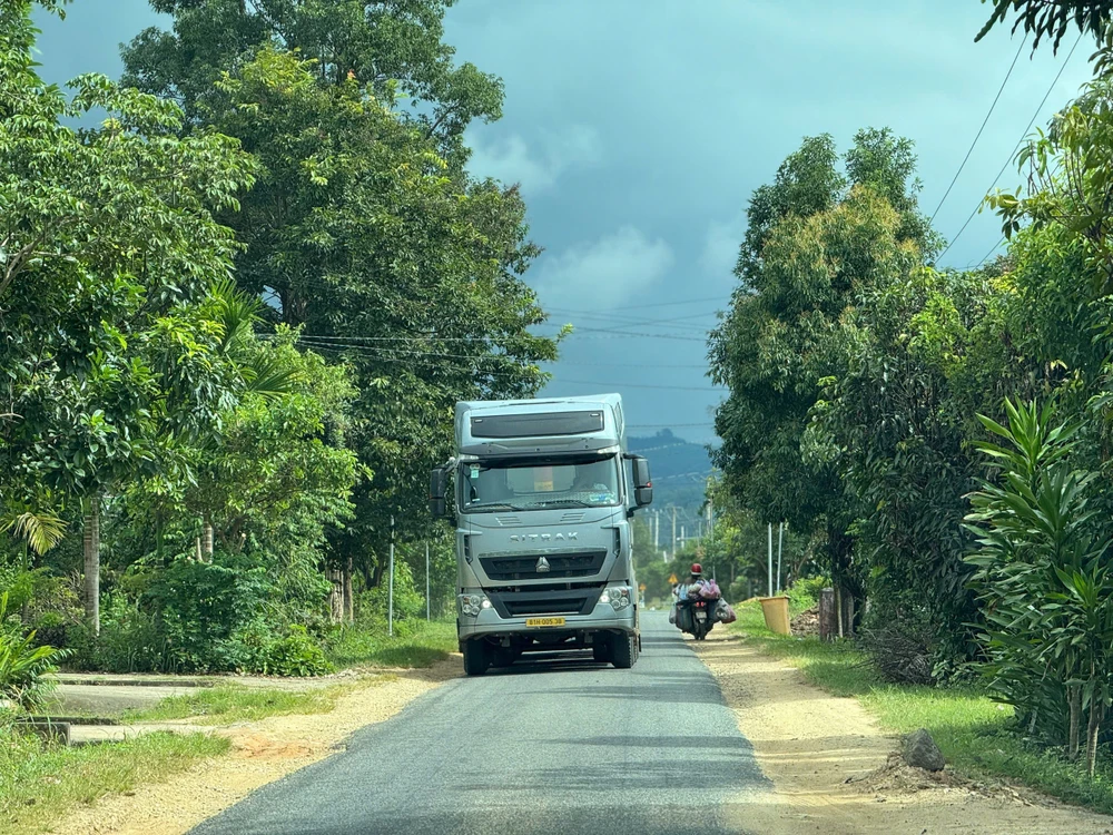 tinh-lo-677-o-quang-ngai-oan-minh-vi-xe-tai-xe-dau-keo-cho-cat-dan-lo-mat-an-mat-ngu (11).jpg