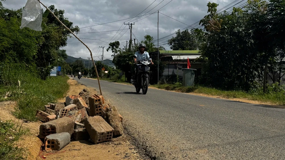 tinh-lo-677-o-quang-ngai-oan-minh-vi-xe-tai-xe-dau-keo-cho-cat-dan-lo-mat-an-mat-ngu (12).jpg