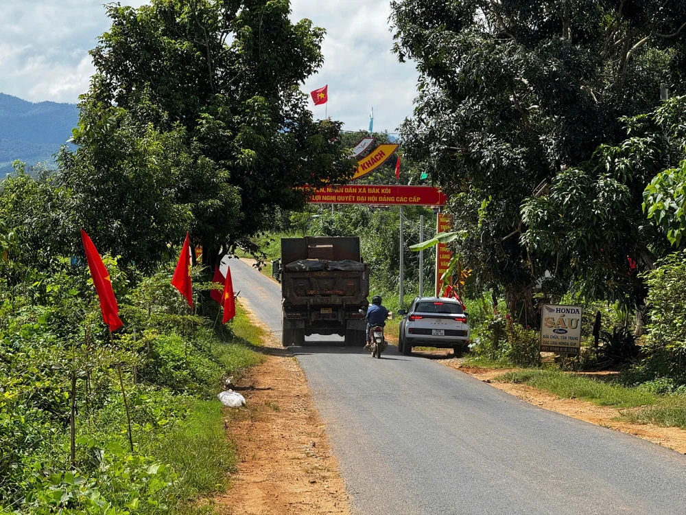 Tỉnh lộ 677 ở Quảng Ngãi oằn mình vì xe tải, xe đầu kéo chở cát, dân lo ‘mất ăn mất ngủ’