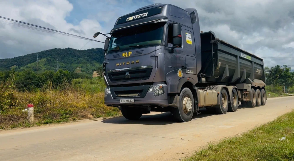 tinh-lo-677-o-quang-ngai-oan-minh-vi-xe-tai-xe-dau-keo-cho-cat-dan-lo-mat-an-mat-ngu (14).jpg