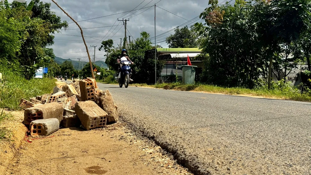 tinh-lo-677-o-quang-ngai-oan-minh-vi-xe-tai-xe-dau-keo-cho-cat-dan-lo-mat-an-mat-ngu (2).jpg