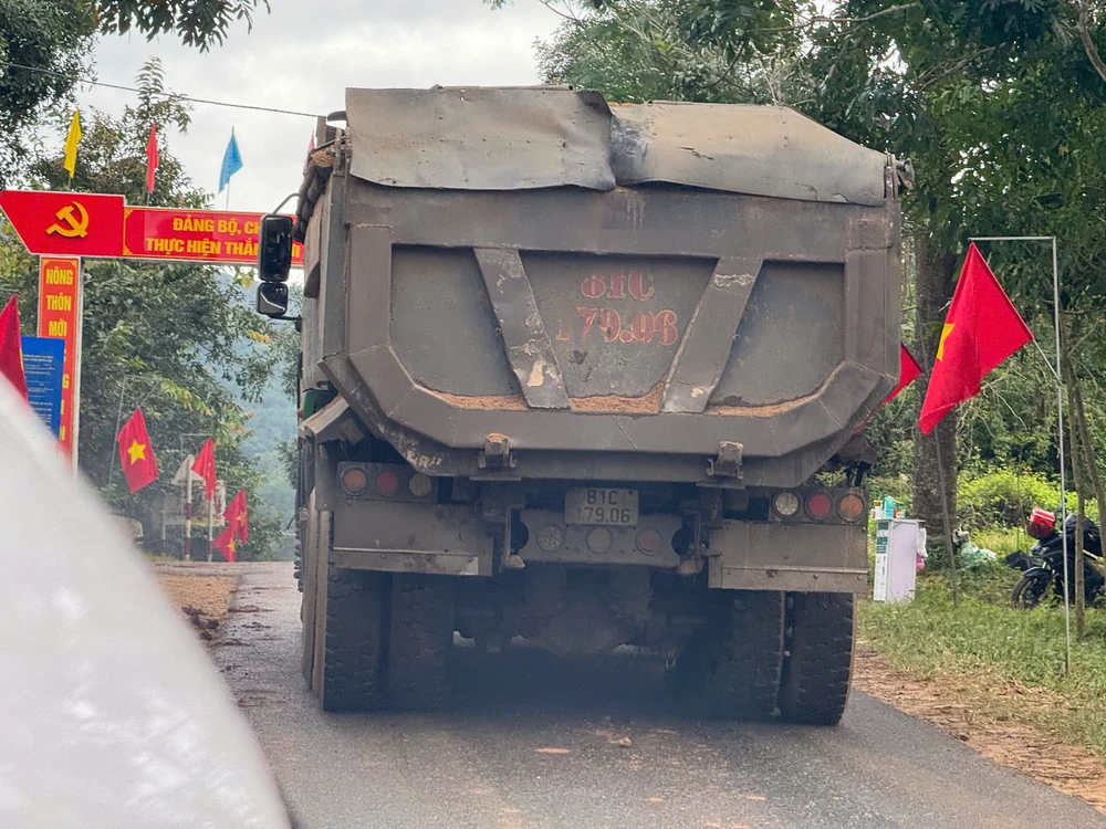 tinh-lo-677-o-quang-ngai-oan-minh-vi-xe-tai-xe-dau-keo-cho-cat-dan-lo-mat-an-mat-ngu (4).jpg