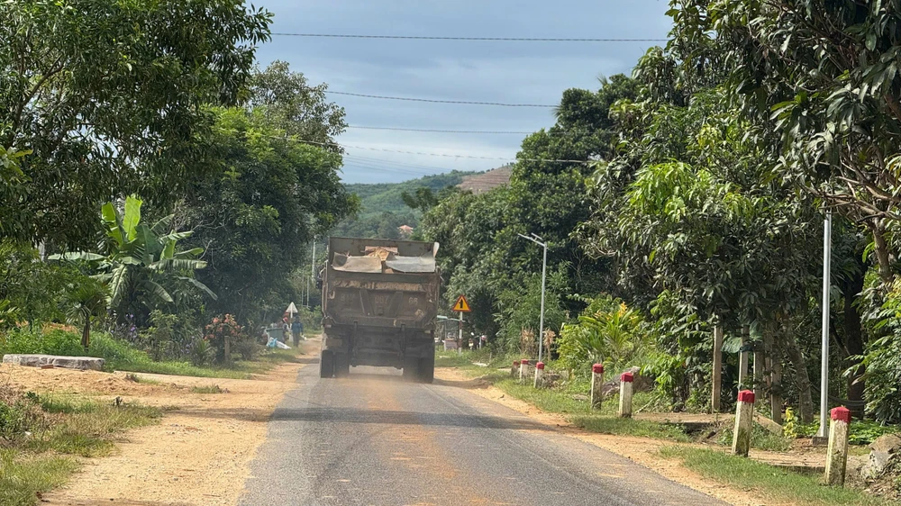 tinh-lo-677-o-quang-ngai-oan-minh-vi-xe-tai-xe-dau-keo-cho-cat-dan-lo-mat-an-mat-ngu (9).jpg