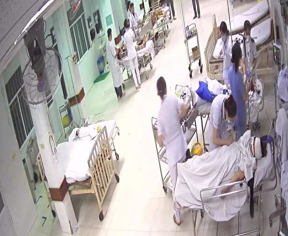 Xe chở 2 gia đình từ Quảng Ngãi đi khám bệnh gặp nạn, 7 người bị thương nặng