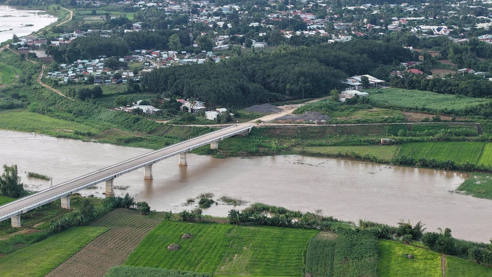 cau-121-ti-dong-xay-xong-3-nam-nam-cho-duong-dan (7).jpg