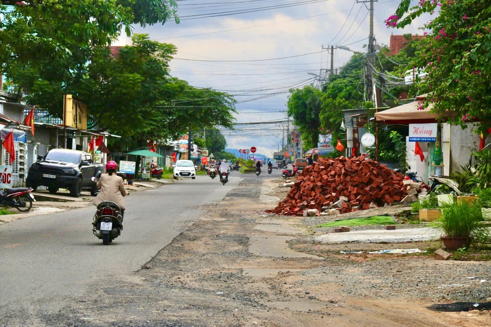 5-nam-doi-mot-doan-duong-2-7km-nguoi-dan-chan-khong-muon-noi (3).jpg