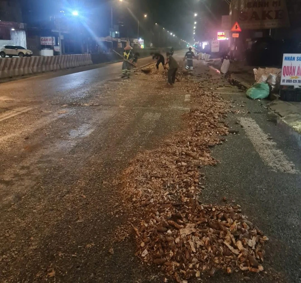 Quảng Ngãi: Phạt tài xế xe tải làm đổ hàng trăm kg củ mì xuống đường rồi bỏ chạy