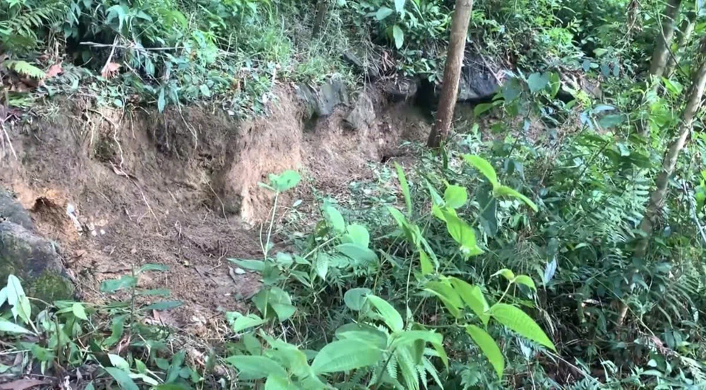 nui-go-oat-nut-toac-de-doa-61-ho-dan-duoi-chan-nui (2).jpg