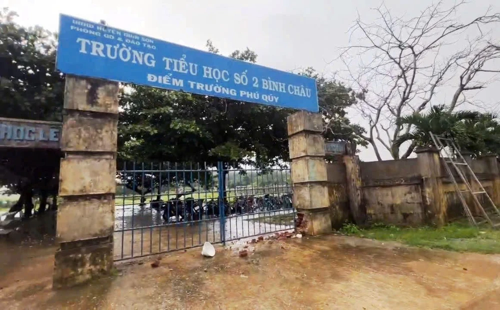 Sét đánh cổng trường bể nát, 95 học sinh may mắn thoát nạn