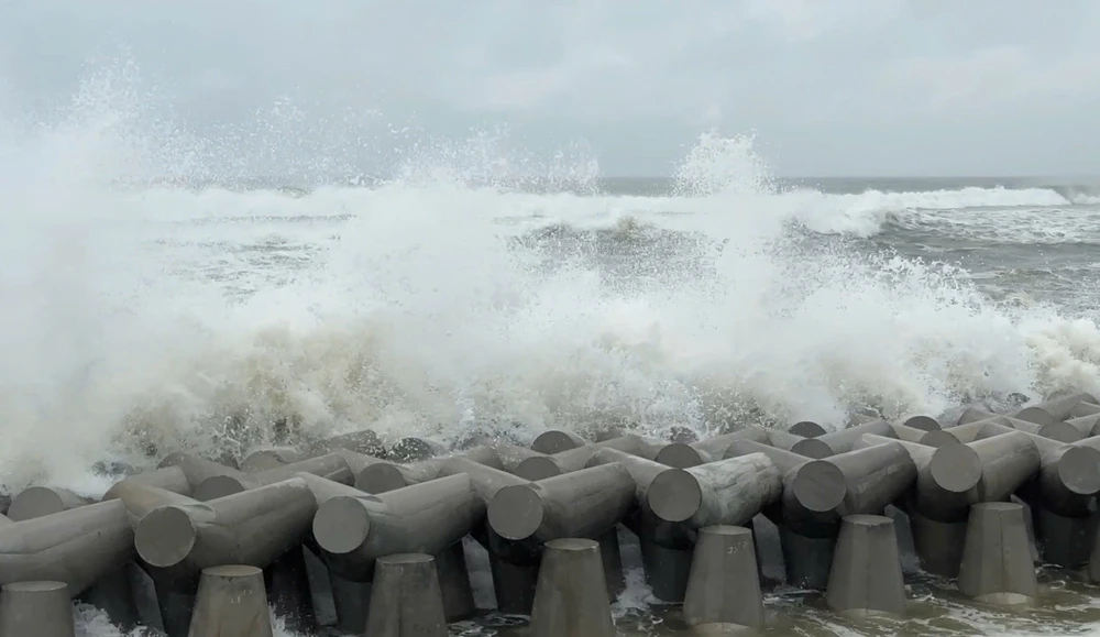 Chủ tịch Quảng Ngãi kiểm tra công trình chống sạt lở, yêu cầu ứng phó ba tình huống cực đoan