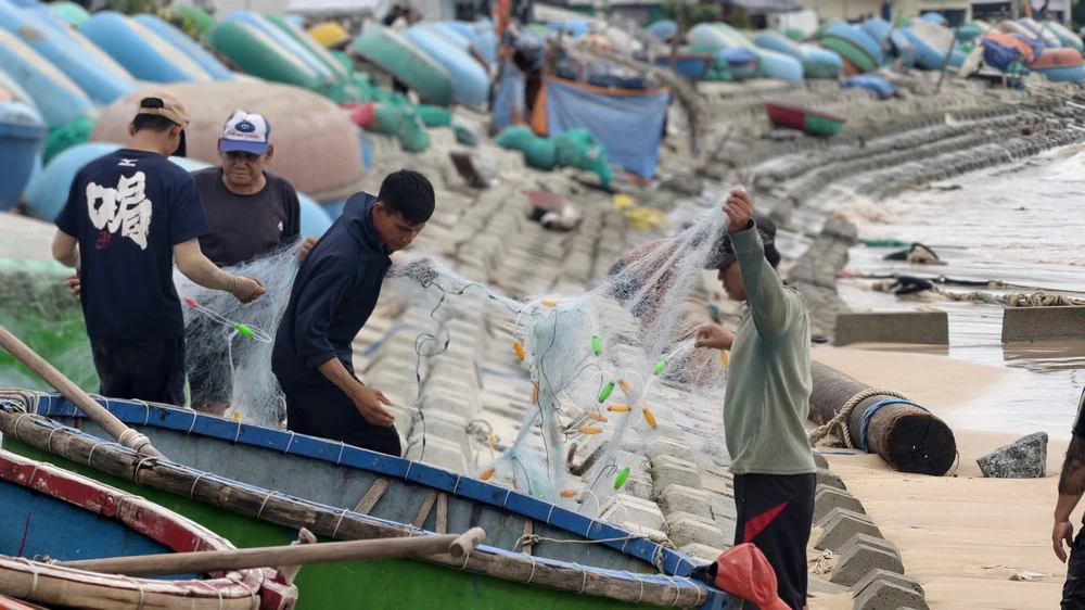 Xem cảnh ngư dân Quảng Ngãi ‘cưỡi sóng’, ra khơi mùa biển động