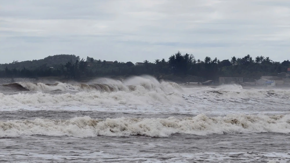 Xem cảnh ngư dân Quảng Ngãi ‘cưỡi sóng’, ra khơi mùa biển động