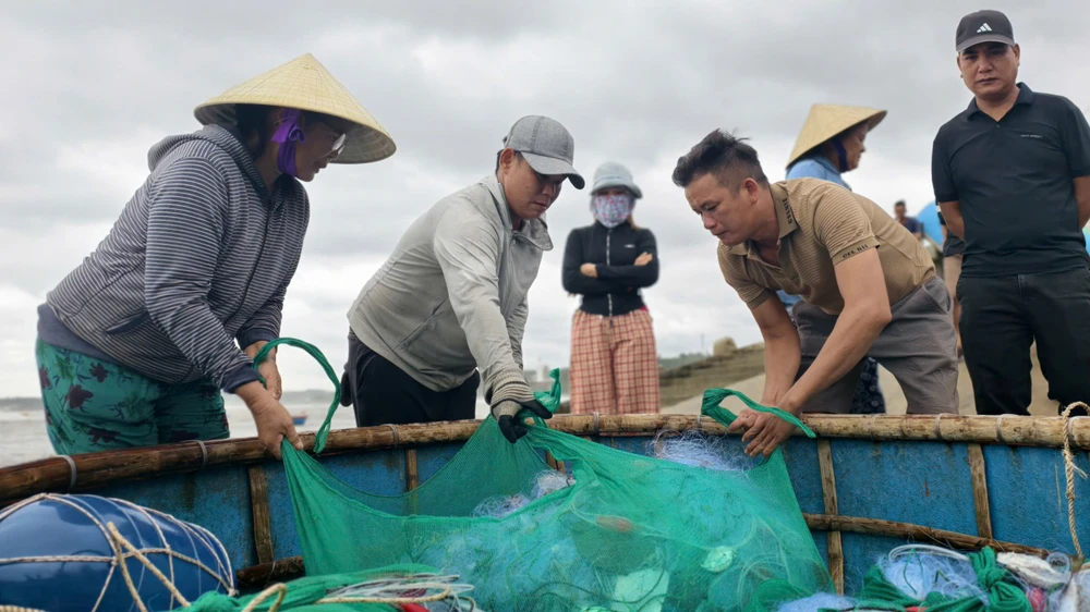 Xem cảnh ngư dân Quảng Ngãi ‘cưỡi sóng’, ra khơi mùa biển động