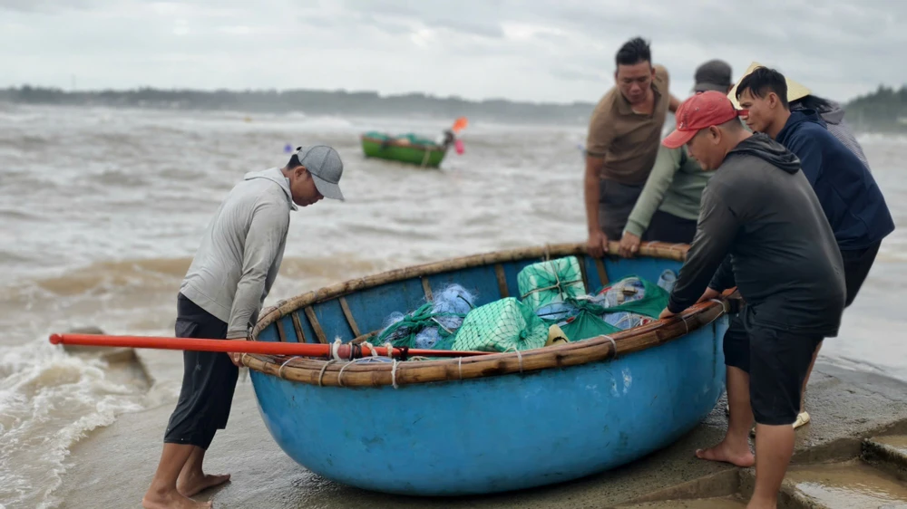 Xem cảnh ngư dân Quảng Ngãi ‘cưỡi sóng’, ra khơi mùa biển động